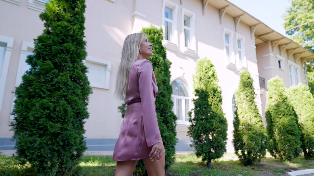 Девушка Лермонтовский корпус.jpg